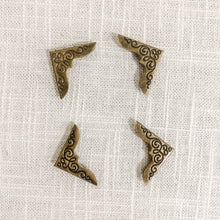Load image into Gallery viewer, Set of 4 Antique Bronze Page Corner Protectors